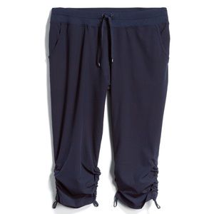 NWT 1X Andrew Marc active capri pants